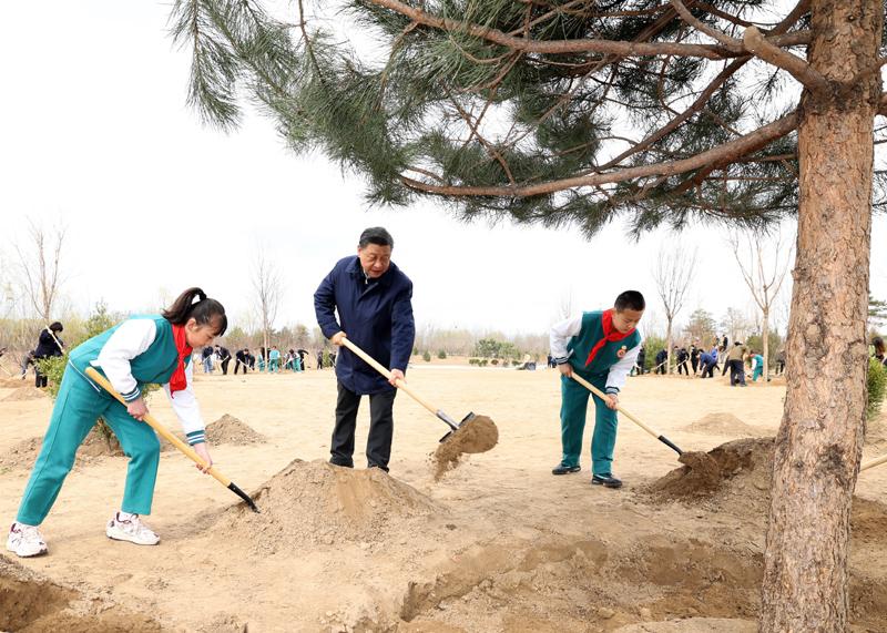 習(xí)近平在參加首都義務(wù)植樹活動(dòng)時(shí)強(qiáng)調(diào)：全社會(huì)都做生態(tài)文明建設(shè)的實(shí)踐者推動(dòng)者 讓祖國天更藍(lán)山更綠水更清生態(tài)環(huán)境更美好